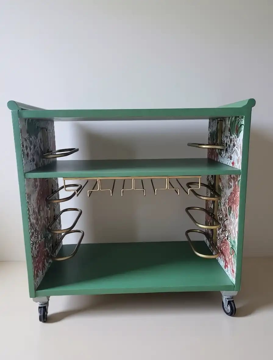 Servierwagen als Bar - stilvoller Blickfang auf Rollen – Bild 2