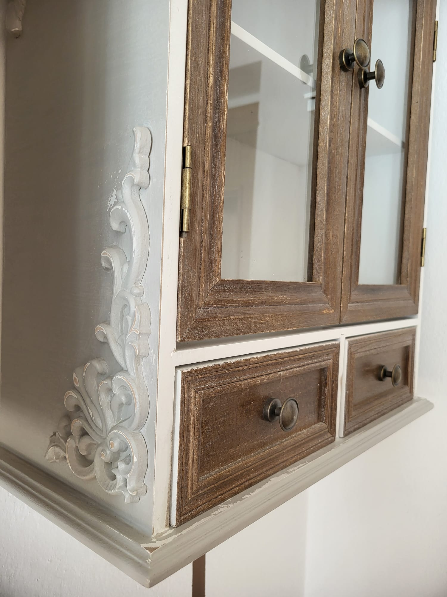 Vintage Vitrine aus Holz – Upcycling Design – Bild 3